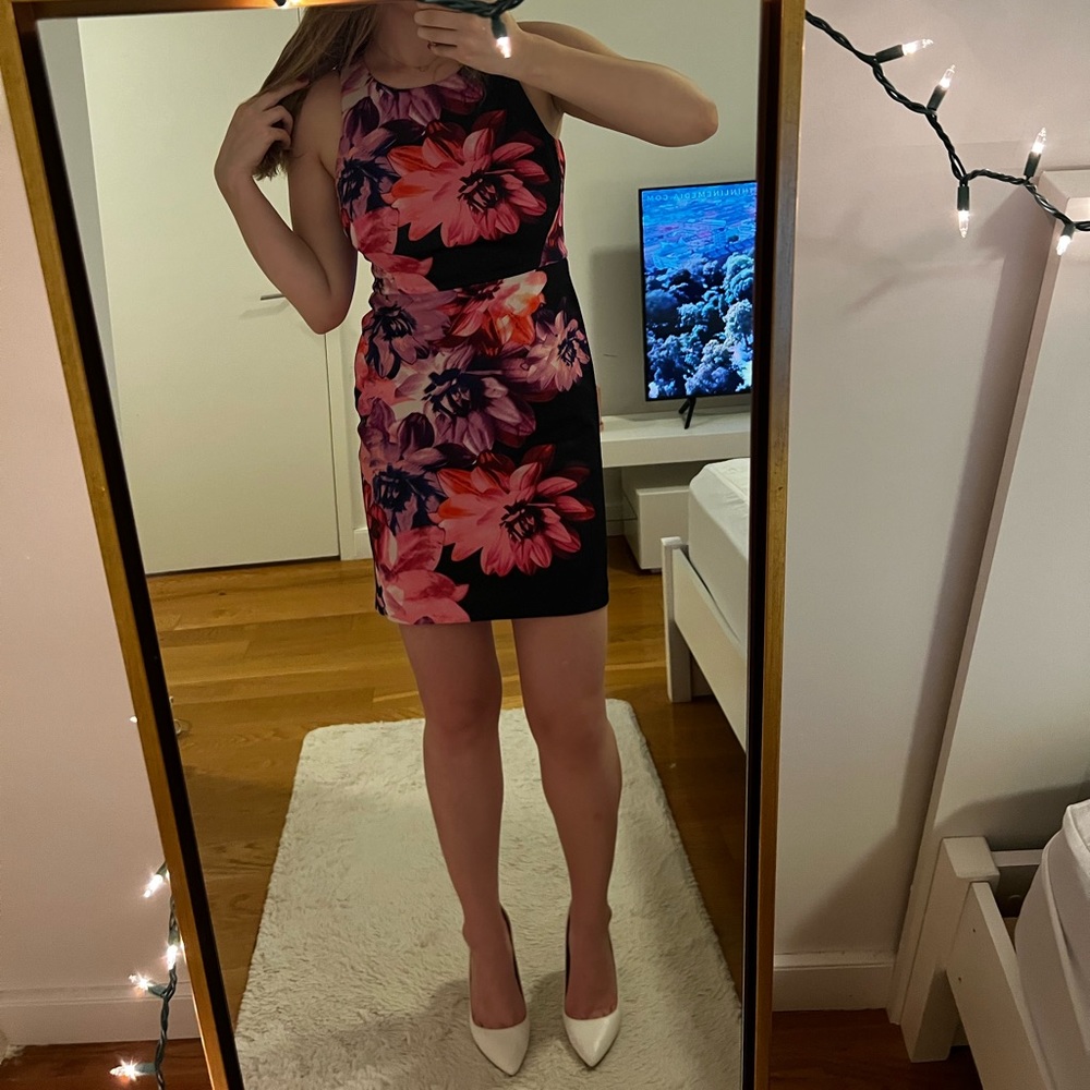 Elegant floral dress, ideal for lunch.